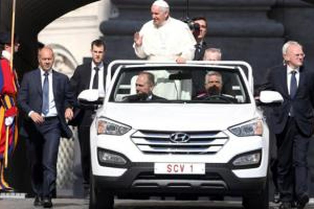 Hyundai Santa Fe diesel dengan modifikasi khusus digunakan Paus Fransiskus.