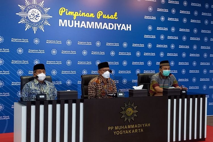 Haedar Nashir (tengah) saat ditemui di kantor PP Muhammadiyah, Kamis (28/4/2022)