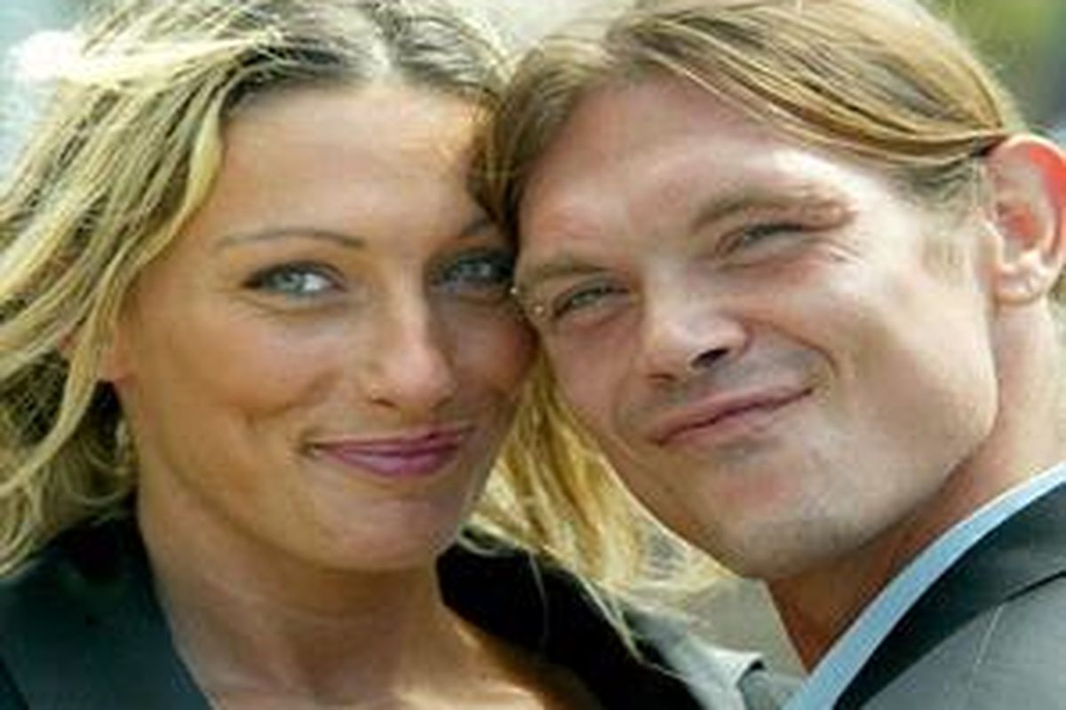 Kerry Norris bersama kekasihnya Adam Hinton saat berada di luar pengadilan 