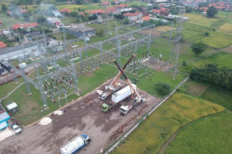 Petugas Teknisi PLN Saat Melakukan Perbaikan Pasokan Listrik Ke Pulau Madura,