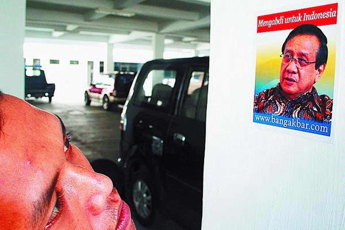Seorang pegawai Dinas Perhubungan Sumatera Utara melihat gambar mantan Ketua DPR Akbar Tandjung yang tertempel di dinding, Jumat (16/5). Di gambar itu tertulis 