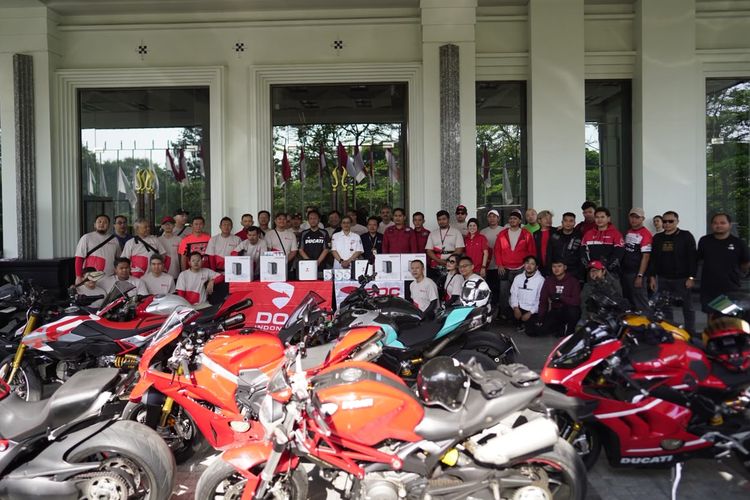 Tak Cuma Turing, Komunitas Ducati Sumbang Alat Medis buat PMI Bandung