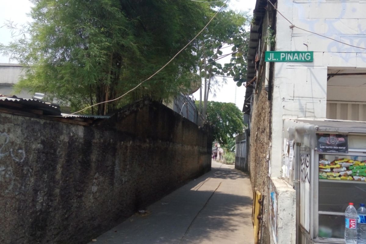 Jalan Pinang yang berlokasi di kawasan Margonda, Depok. Di lokasi inilah seorang perempuan pejalan kaki mengalami pelecehan seksual yang dilakukan seorang pengemdara sepeda motor.