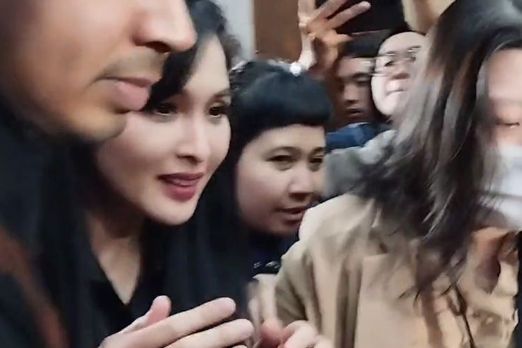 Sandra Dewi Hadir di Pengadilan Tipikor sebagai Saksi untuk Suaminya Sendiri