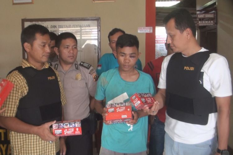 Tersangka Risky bersama barang bukti rokok diamankan di Mapolsek Pemulutan Ogan Ilir dan harus mempertanggungjawabkan perbuatannya