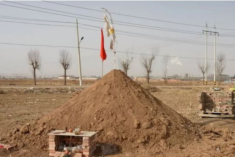 Sebuah kuburan baru di lahan pertanian sebuah desa terpencil di China.