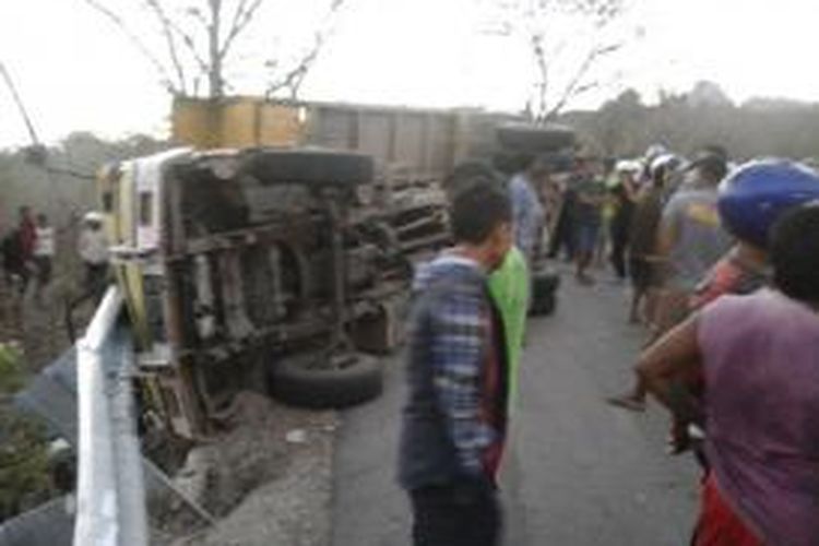 Mobil truk pengangkut rombongan pesta terguling di Kelurahan Oesena, Kecamatan Miomafo Timur, Kabupaten Timor Tengah Utara (TTU), NTT