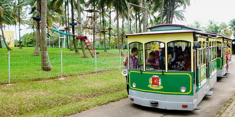Kereta keliling berangkat dari depan wahana outbond untuk mengantarkan pengunjung menikmati suasana Taman Buah Mekarsari, Cileungsi, Kabupaten Bogor, Sabtu (15/2/2014). Layanan wisata itu kembali diluncurkan setelah renovasi kawasan dan peremajaan. 