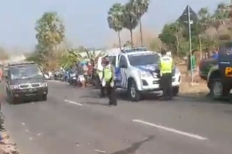 Petugas Satlantas Polres Tuban mengevakuasi korban tewas akibat kecelakaan dan melakukan olah tempat kejadian kecelakaan di Jalan Lingkar Selatan, (Ring Road) Tuban, Jawa Timur, Kamis (12/10/2023)