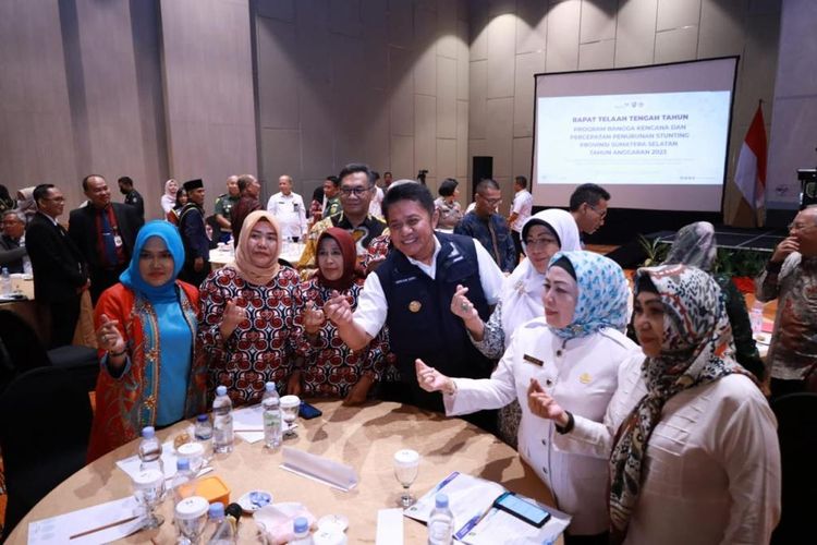 Gubernur Sumsel Herman Deru dalam acara Rapat Telaah Tengah Tahun Program Bangga Kencana dan Percepatan Penurunan Angka Stunting Tingkat Provinsi Sumsel di Ballroom Hotel Novotel Palembang, Sumsel, Rabu (6/9/2023).
