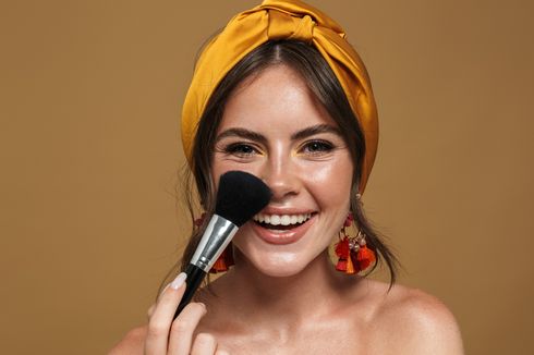 2 Kesalahan Pakai Makeup yang Malah Menonjolkan Garis Halus di Wajah