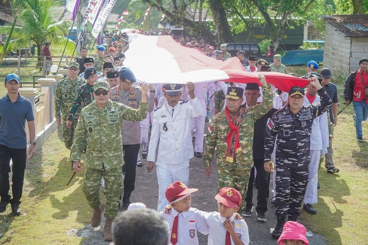 HUT Ke-81 RI di Maluku, Bendera Merah Putih Sepanjang 500 Meter Diarak Keliling Kampung