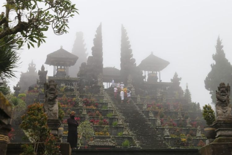 Pura Besakih, salah satu Pura Kahyangan Jagat di Bali yang menjadi Kawasan Cagar Budaya di Kabupaten Karangasem, Provinsi Bali. 