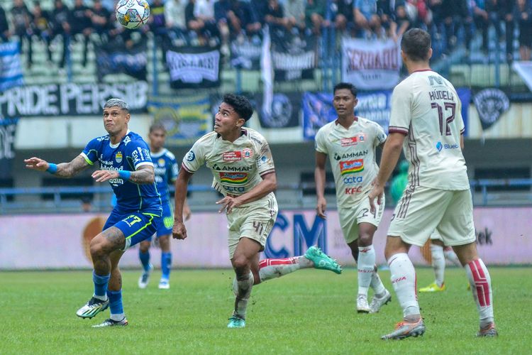 Penyerang Persib Ciro Alves berusaha mendapatkan bola dari hendak dihalau bek Persija Muhammad Ferarri dalam laga tunda Liga 1 2022-2023, Rabu (11/1/2023) di Stadion Gelora Bandung Lautan Api (GBLA). 