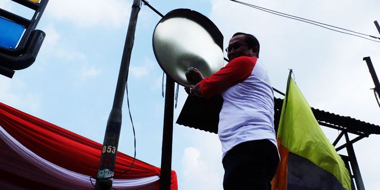 Direktur Jendral Perhubungan Darat Budi Setiyadi secara simbolis membersihkan cermin tikungan di Jalur Puncak, Bogor, Jawa Barat, pada (13/8/2019). 