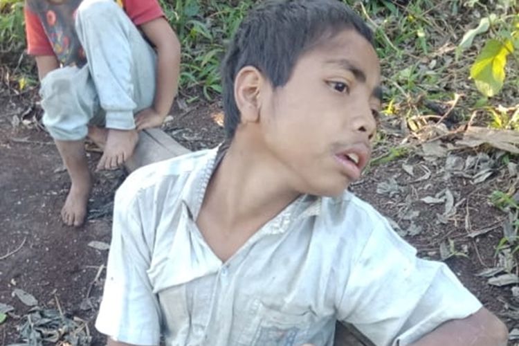 Foto : Ristan Akut, seorang anak berusia 16 tahun asal Desa Rana Kolong, Kecamatan Kota Komba, Kabupaten Manggarai Timur, Flores, NTT menderita lumpuh sejak lahir, Kamis (10/10/2019).