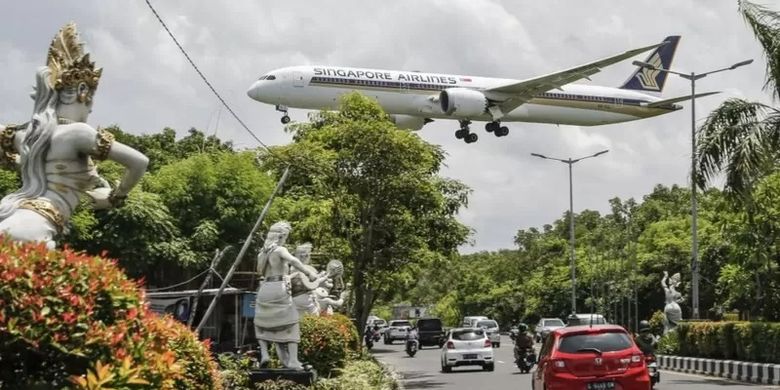 
Keterangan gambar,
Pesawat komersial Singapore Airline menuju mendarat di bandar udara di Bali, 7 Maret 2022.