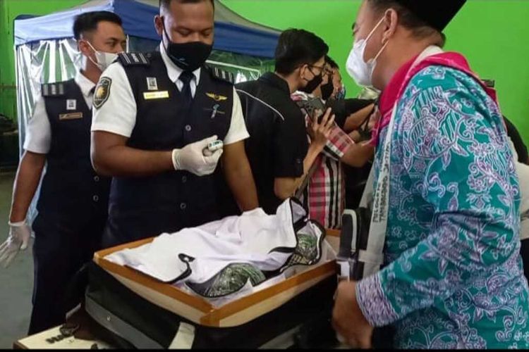 Calon jamaah haji asal Tuban diminta membongkar tas karena terdeteksi membawa barang yang dilarang dibawa saat penerbangan internasional.