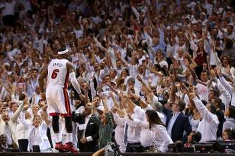 Pemain Miami Heat, LeBron James, merayakan kemenangan timnya atas Brooklyn Nets pada laga kelima semifinal Wilayah Timur, di American Airlines Arena, Rabu (14/5/2014). Kemenangan 96-94 mengantar Heat ke final wilayah.