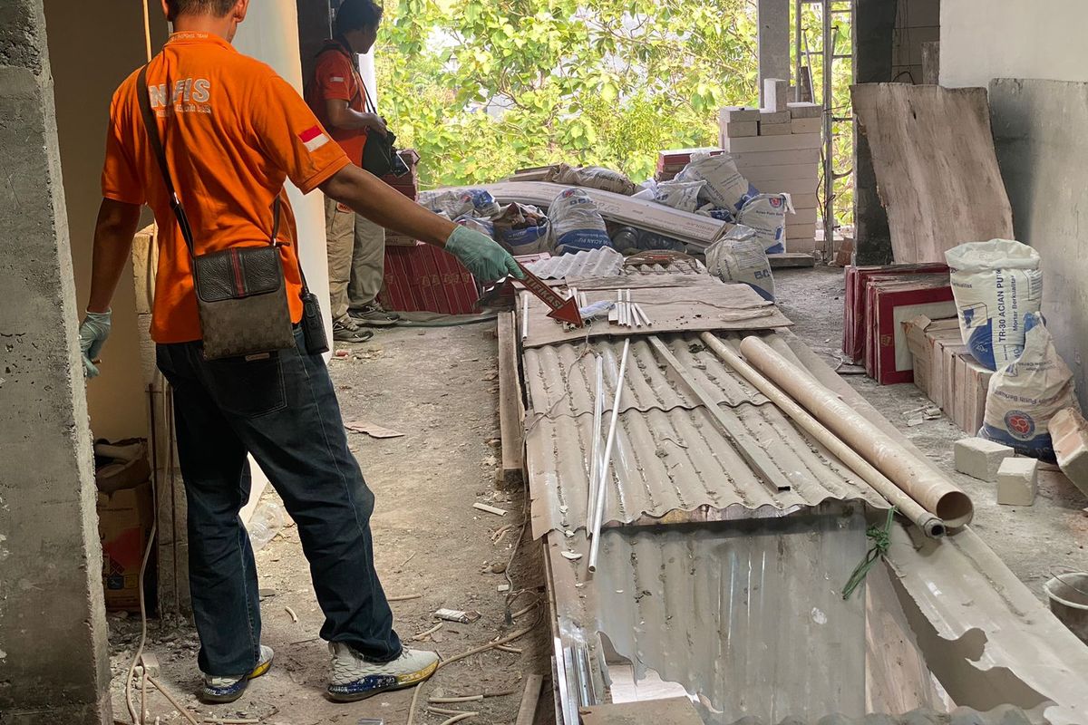 Penutup rapuh yang diduga diinjak oleh mahasiswa Unesa. (Dokumentasi Polsek Lakarsantri)