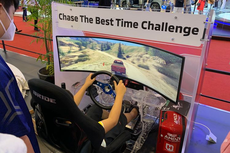 Ilustrasi simulator racing di booth Mitsubishi pada ajang GIIAS 2022