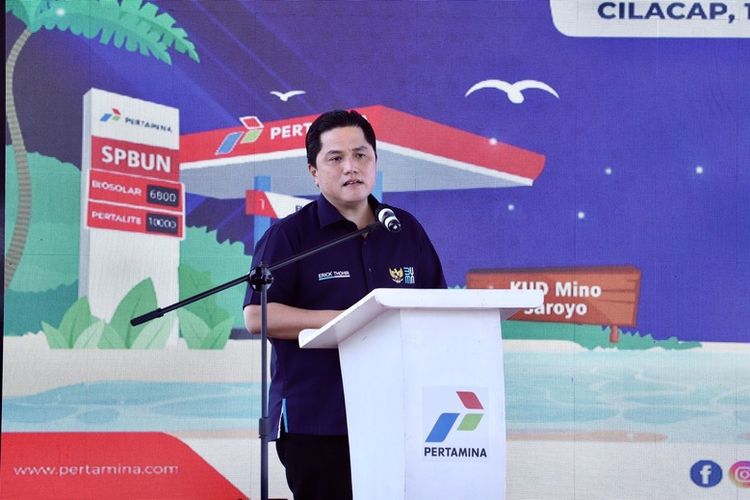 Menteri BUMN Erick Thohir memberikan sambutan dalam acara Peresmian Inisiasi Program Solusi Nelayan di SPBUN 48.532.04 KUD Minu Suroyo PPS Cilacap, Jawa Tengah, Sabtu (17/9/2022). 

