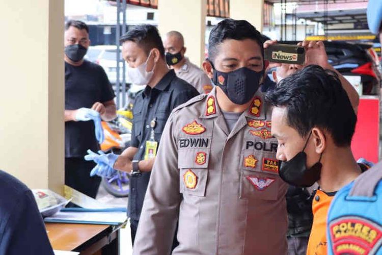 Kapolres Majalengka AKBP Edwin Affandi saat bertanya kepada pelaku teror bom di Majalengka, Jawa Barat, Selasa (24/5/2022). 