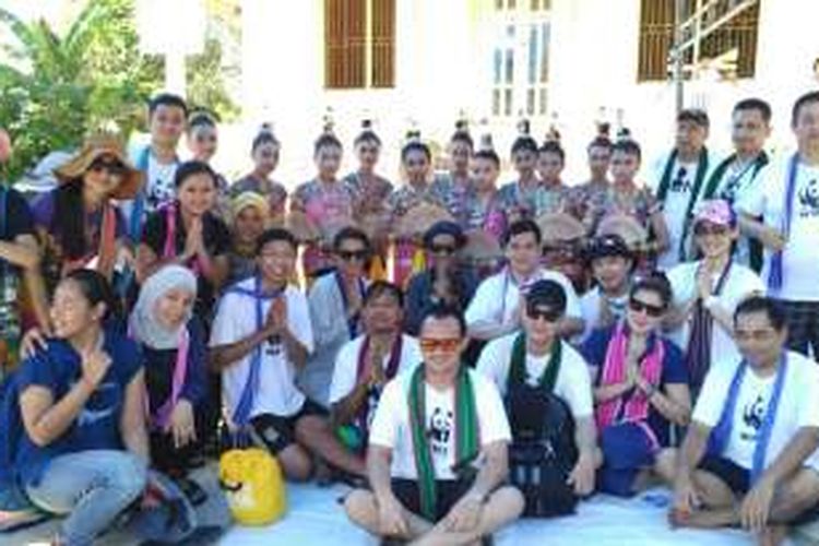 Peserta Ekowisata yang digagas Synthesis Development dan WWF Indonesia yang digelar 31 Oktober-4 November 2016, antusias berpose bersama para penari Lariangi.