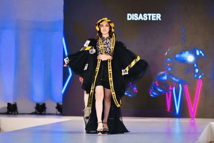 Desain baju karya Mutiara Syarifuddin, Designer asal Malang mengangkat Tragedi Kanjuruhan saat Fashion Upcycling di Ciputra Mall Surabaya, Senin (14/11/2022) siang.