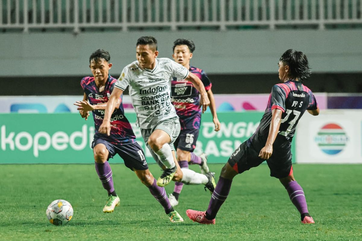 Pemain Bali United Ricky Fajrin dijaga ketat pemain RANS Nusantara FC saat pertandingan pekan ke-20 Liga 1 2022-2023 yang berakhir dengan skor 4-4 di Stadion Pakansari Bogor, Rabu (25/1/2023) malam.
