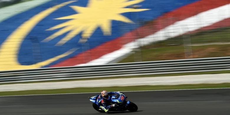 Pebalap Team Suzuki MotoGP asal Spanyol, Maverick Vinales, memacu motornya pada sesi latihan bebas pertama GP Malaysia di Sirkuit Sepang, Juma (28/10/2016).