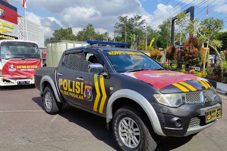 Mobil patroli Polsek jajaran Polres Trenggalek yang dimodifikasi, mengangkut tandon air dan menyalurkan bantuan air bersih di pelosok Desa di Trenggalek yang terdampak krisis air bersih, Selasa (03/09/2024).