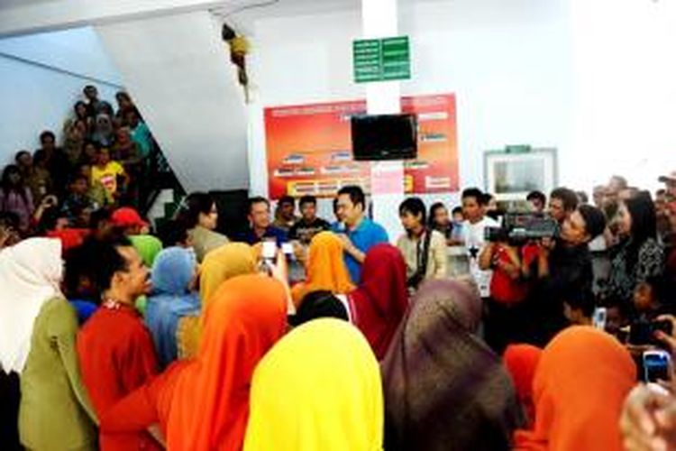 Bakal calon bupati Kolaka, Farhat Abbas, yang ditemani Machica Mochtar dan Zul Zivilia, menghibut karyawan dan pengunjung  Rumah Sakit Benyamin Guluh Kolaka, Sulawesi Tenggara, Rabu (21/8/2013). Hiburan dadakan itu berlangsung setelah Farhat menjalani tes kesehatan untuk keperlukan pilkada tersebut.