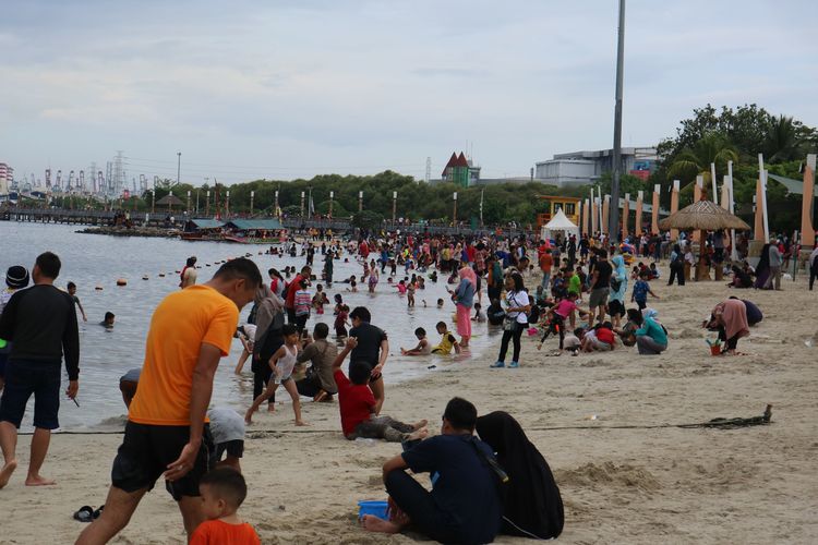 Pengunjung terlihat memadati pantai-pantai di kawasan Ancol pada libur akhir tahun 2019
