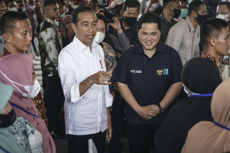 Presiden Joko Widodo (kiri) didampingi Menteri BUMN Erick Thohir (kanan) berbincang dengan warga penerima Kredit Usaha Rakyat (KUR) pada acara Penyerahan KUR 2023 dan Peluncuran Kartu Tani Digital untuk Pupuk Bersubsidi di Lhokseumawe, Aceh, Jumat (10/2/2023). Dalam kesempatan tersebut Presiden meluncurkan secara simbolis Kartu Tani Digital untuk penyaluran pupuk bersubsidi kepada 439.109 petani penerima program dan juga penyaluran KUR BSI 2023 senilai Rp 3 Triliun di Provinsi Aceh.