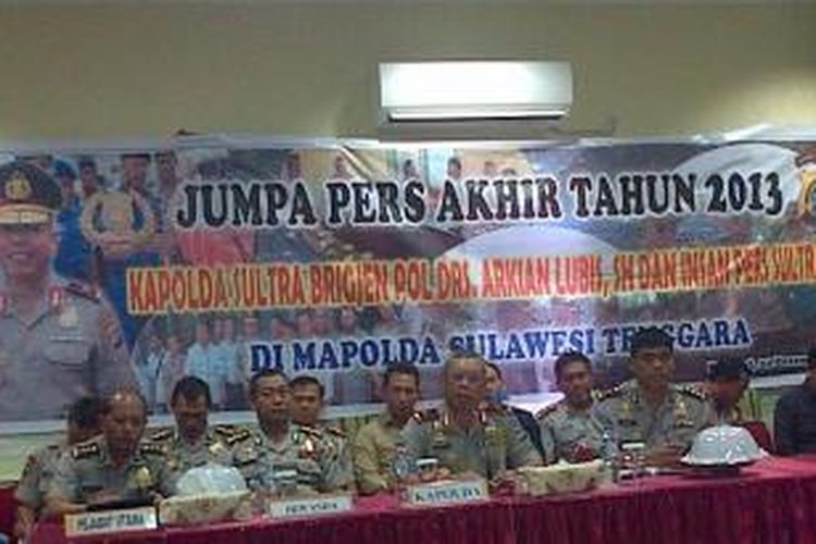 Kapolda Sultra Brigjen Pol Arkian Lubis didampingi pejabat utama polda Sultra dalam keterangan rilis pers terkait kinerja polda Sultra