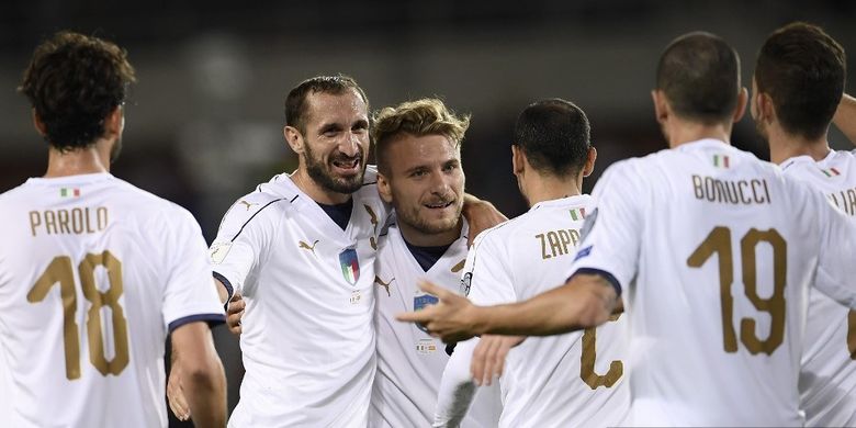 Bek Italia Giorgio Chiellini (2L) merayakan bersama gelandang Ciro Immobile (tengah) dan rekan satu tim lainnya setelah mencetak gol selama pertandingan sepak bola kualifikasi Piala Dunia FIFA 2018 antara Italia dan Makedonia di 'Stadion Grande Torino' di Turin pada 6 Oktober 2017.