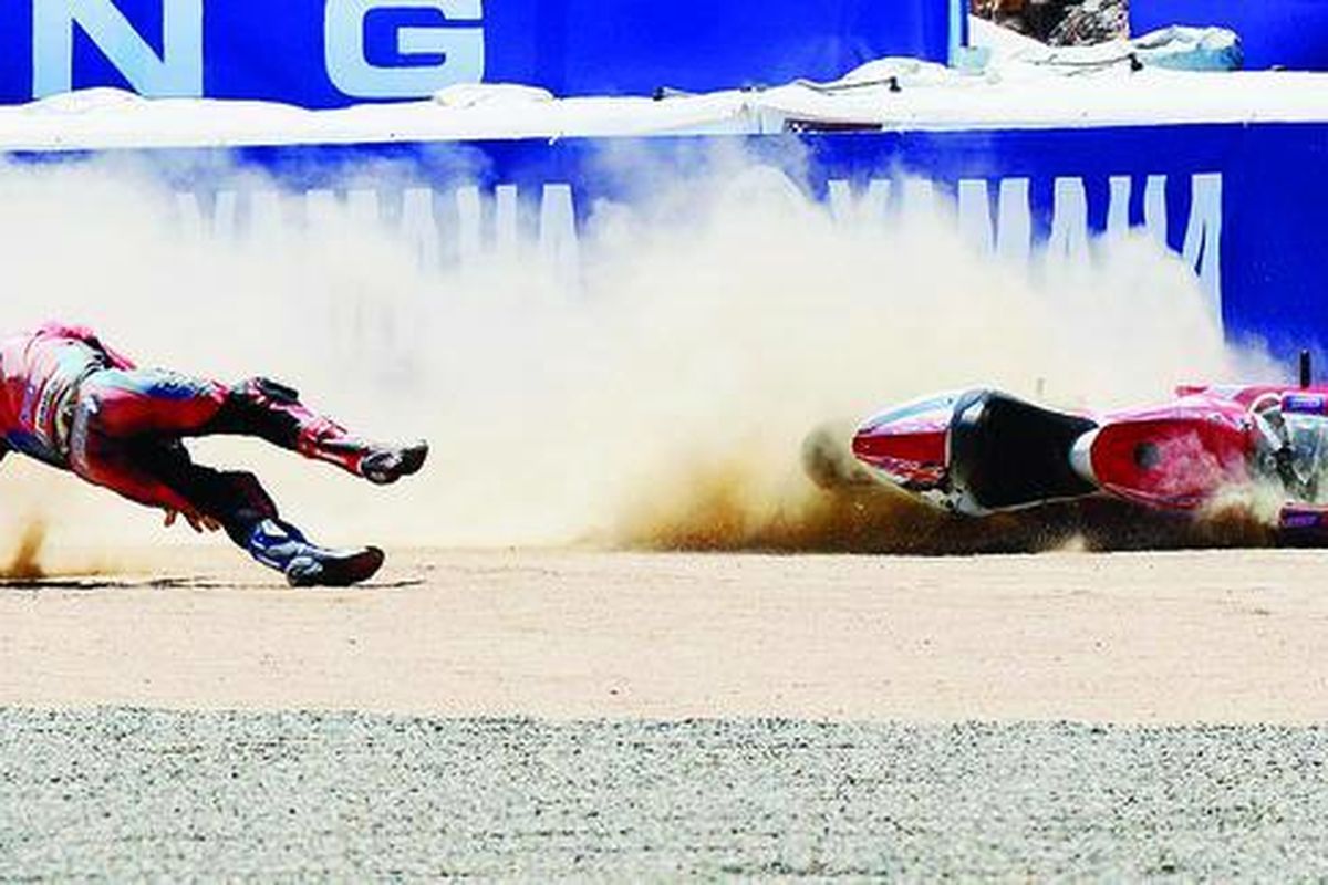 Pebalap Paul Bird Motorsport asal Inggris, James Ellison, terjatuh di tikungan ketiga dalam balapan MotoGP   di  Mazda Raceway Laguna Seca, Monterey, California, Amerika Serikat, Minggu (29/7).  