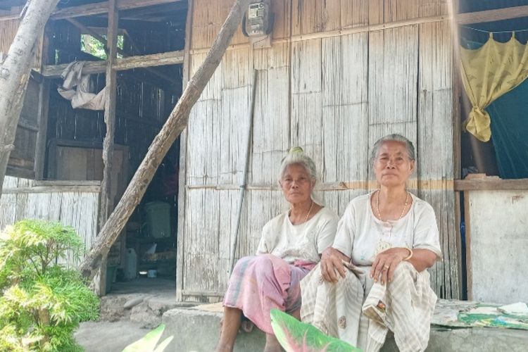 Foto: Bernadeta Betu (71) (kanan) bersama adiknya Agnes Soka (67) saat berada di depan teras rumah, Kampung Paga, Desa Mbengu, Kecamatan Paga, Kabupaten Sikka.