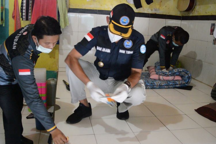 Petugas BNN Kabupaten Tuban bersama Petugas Lapas Kelas IIB Tuban sedang melakukan penggeledahan barang yang tersimpan dalam kamar warga binaan kasus narkoba, Kamis (21/4/2022).