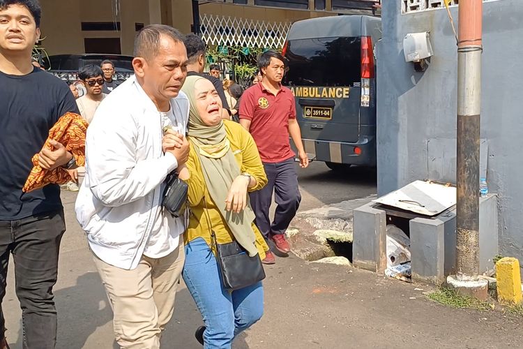 Jenazah Gustiwiw Tiba di Rumah Duka, Tangis Sang Ibu Pecah hingga Hampir Jatuh Pingsan