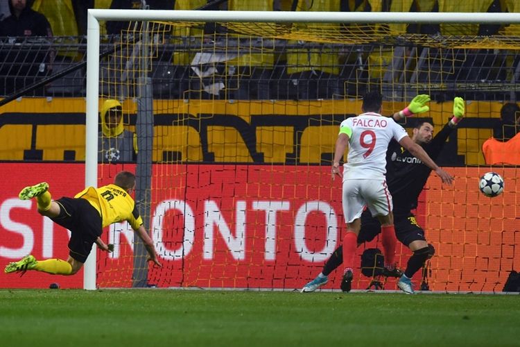 Bek Borussia Dortmund, Sven Bender (kiri), mencetak gol bunuh diri pada pertandingan leg pertama babak perempat final Liga Champions melawan AS Monaco di Signal Iduna Park, Rabu (12/4/2017).
