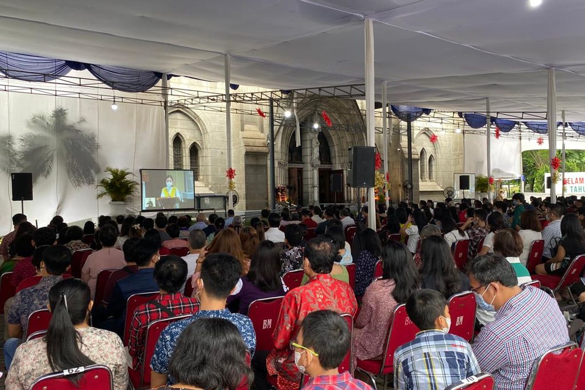 Jemaat melakukan Misa Natal 2022 di Gereja Katedral, Jakarta Pusat pada Minggu (25/12/2022). Mereka mulai memenuhi area gereja sejak pagi, sebelum Misa dilakukan pada pukul 08.30 WIB. 