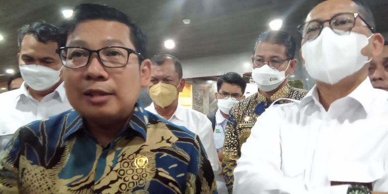 Bos Bulog Budi Waseso (kanan) saat ditemui usai Rapat Dengar Pendapat (RDP) dengan Komisi IV DPR RI bersama Kementan, Bapanas, dan ID Food, Rabu (23/11/2022).