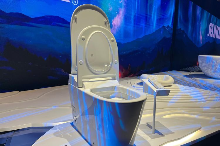 KOHLER meluncurkan Leap Smart Toilet yang dilengkapi dudukan berpemanas, bidet terintegrasi, pembersih nozel otomatis menggunakan sinar UV, penghilang bau, serta sistem penyiraman ganda yang hemat air.