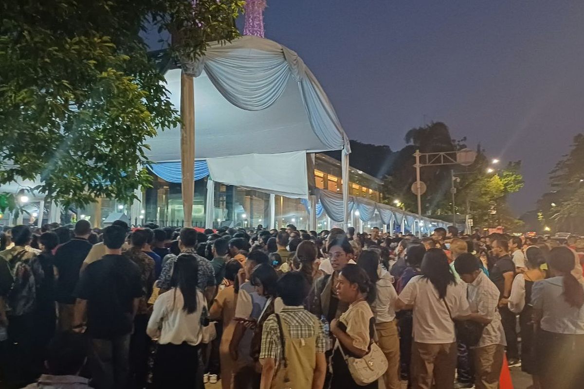 Penampakan antrean jemaat yang hendak mengikuti Misa Malam Natal sesi kedua di Gereja Katedral Jakarta, Minggu (24/12/2023).