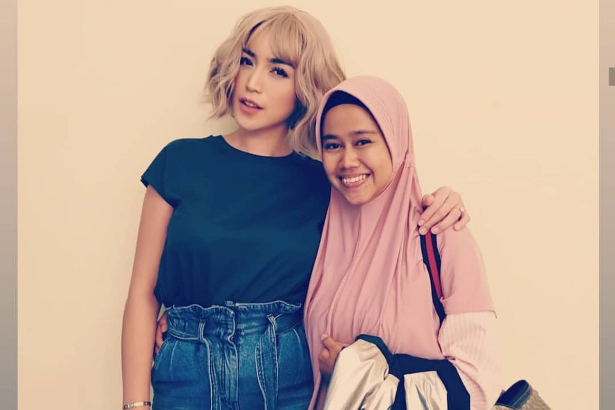 Artis Jessica Iskandar bersama asisten pribadinya, Selly Lestaluhu.