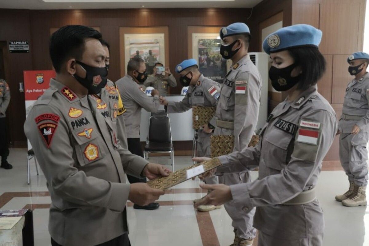 Kapolda Sulut Irjen Pol RZ Panca Putra saat memberikan penghargaan kepada anggota Polri yang telah selesai melaksanakan tugas sebagai pasukan perdamaian PBB di Benua Afrika.