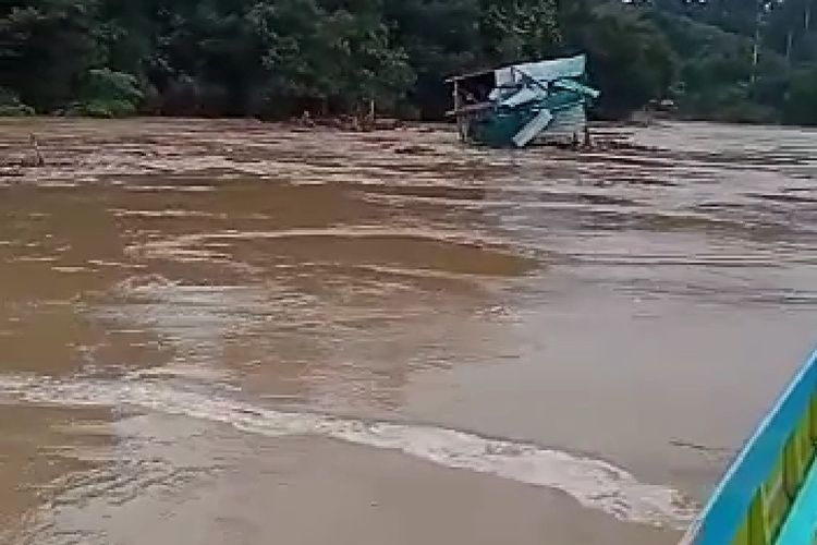 Tangkapan layar banjir perbatasan RI - Malaysia di Lumbis Nunukan Kaltara. Banjir tengah malam hanyutkan 15 rumah di wilayah ini