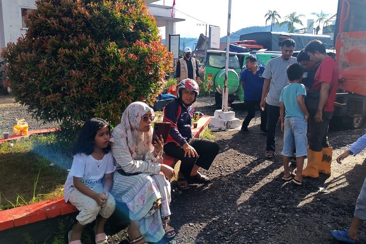 Warga menikmati akses internet gratis yang disediakan Pemerintah Provinsi  (Pemprov) Sumatera Utara Sumut) di lokasi pengungsian Tapanuli Tengah (Tapteng), Senin (1/12/2025).